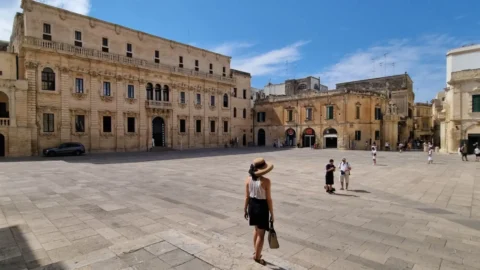 Agosto sta finendo ma il caldo no: perché le temperature tornano sopra i 40 gradi Caldo intenso a fine agosto in Piazza del Duomo a Lecce