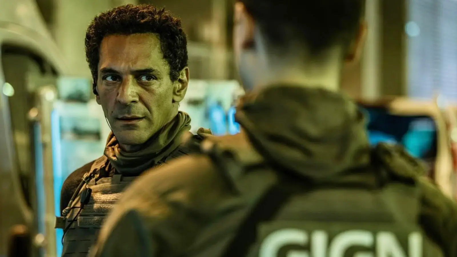 Su Netflix un thriller d’azione in 6 episodi, con una missione in cui il passato torna a colpire Tomer Sisley