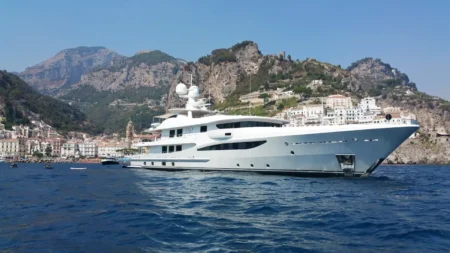 Un super yacht in costiera amalfitana
