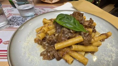 A Napoli si può mangiare tutto il giorno, ecco il viaggio più goloso tra vicoli e trattorie Ziti alla genovese