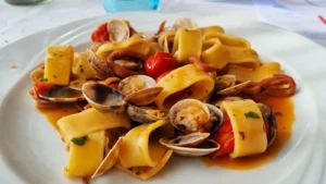Calamarata con le vongole impiattati con pane bruschettato