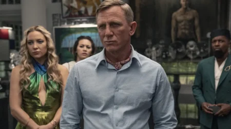 Su Netflix un giallo brillante con Daniel Craig, tra miliardari, segreti e un delitto da risolvere Daniel Craig interpreta il detective Benoit Blanc nel film Glass Onion - Knives Out su Netflix