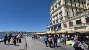 Weekend d’autunno in treno, le città d’arte da visitare a piedi senza bisogno dell’auto Il lungomare di Napoli