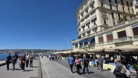 Weekend d’autunno in treno, le città d’arte da visitare a piedi senza bisogno dell’auto Il lungomare di Napoli