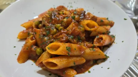 Primi piatti veloci con pochi ingredienti, idee facili per il rientro dalle vacanze quando fa ancora caldo Penne alla boscaiola