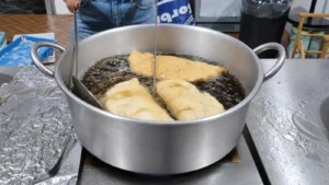 Preparazione della pizza fritta napoletana, chiamata anche calzone, durante la frittura